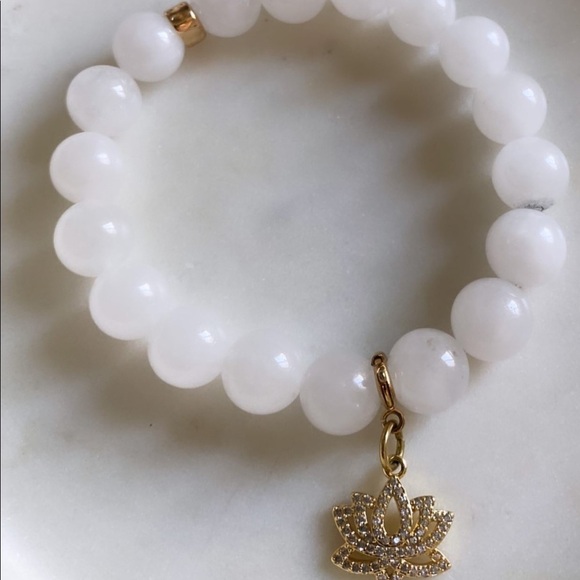 White Quartz and lotus flower bracelet - Picture 4 of 4